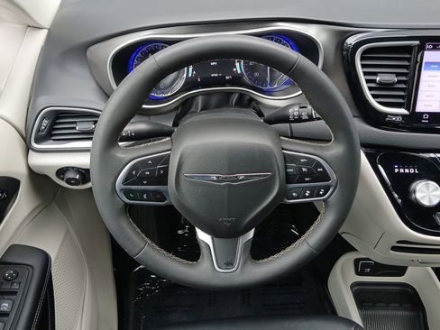 Used 2024 Chrysler Pacifica Touring-L image 21