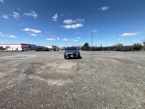 Used 2025 Nissan Altima 2.5 SV FWD image 14