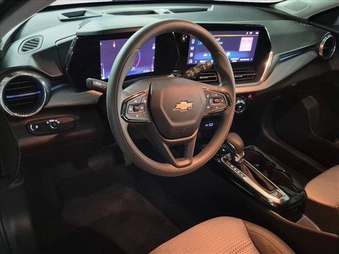 Used 2025 Chevrolet Trax LT FWD image 13
