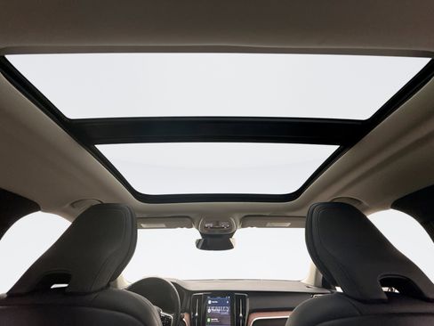 Used 2025 Volvo S60 B5 Plus image 18