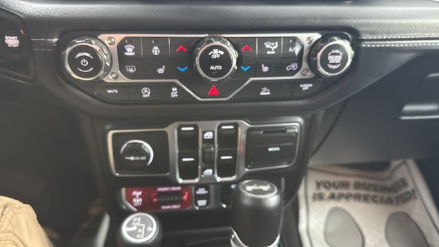 Used 2025 Jeep Wrangler Unlimited Rubicon w/ Convenience Group AWD/4WD image 19