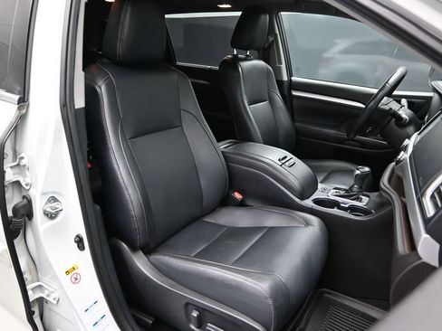 Used 2019 Toyota Highlander XLE AWD/4WD image 16