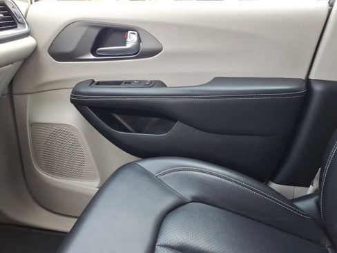Used 2023 Chrysler Pacifica Touring-L FWD image 26