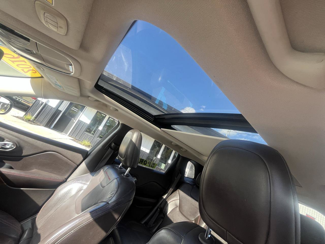 Used 2016 Jeep Cherokee Trailhawk w/ Comfort/Convenience Group AWD/4WD image 19