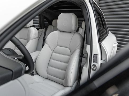 New 2026 Porsche Macan AWD/4WD image 5