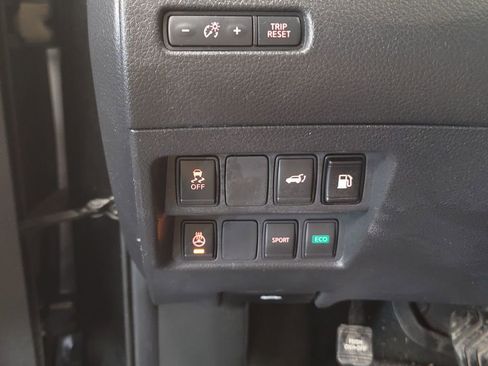 Used 2018 Nissan Rogue SV w/ Premium Package image 11