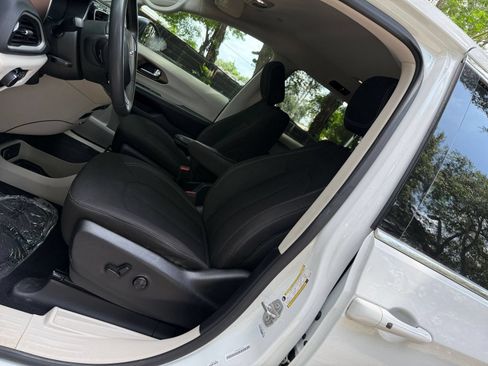 Used 2023 Chrysler Voyager LX FWD image 25