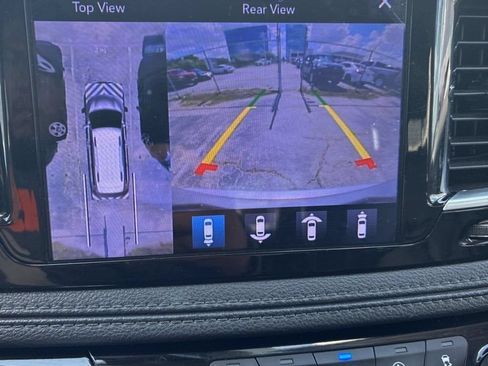 Used 2017 Chrysler Pacifica Limited w/ UConnect Theater Package FWD image 11