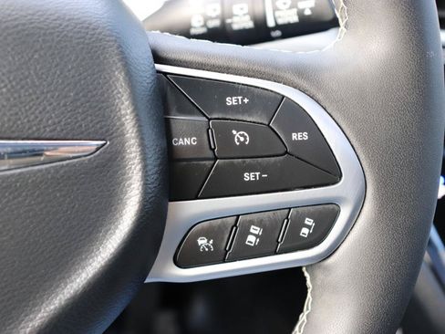 Used 2026 Chrysler Pacifica Limited FWD image 39