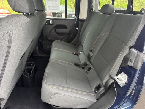 Used 2025 Jeep Gladiator Sport image 7