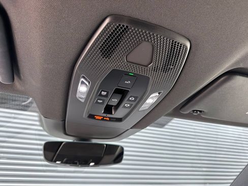 Certified 2025 Porsche Macan 4S Electric AWD/4WD image 32