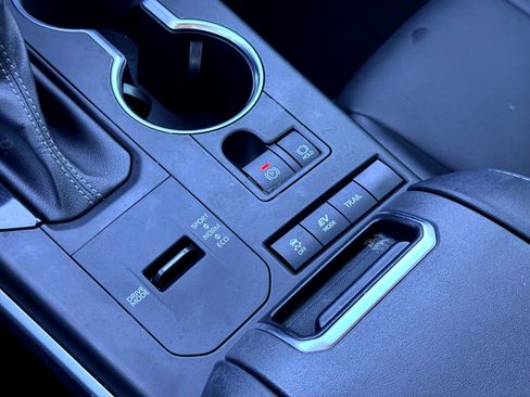 Used 2022 Toyota Highlander XLE image 29