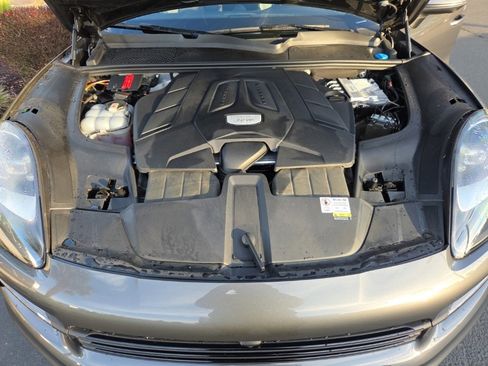 Used 2023 Porsche Cayenne Platinum Edition image 29