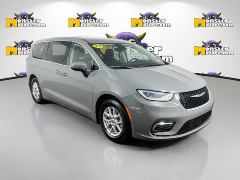 Used 2023 Chrysler Pacifica Touring-L FWD image 3