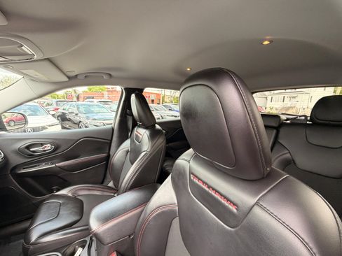 Used 2020 Jeep Cherokee Trailhawk w/ Comfort/Convenience Group AWD/4WD image 15
