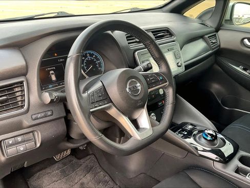 Used 2018 Nissan Leaf SV w/ SV Technology Package image 2