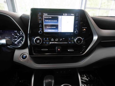 Used 2020 Toyota Highlander XLE AWD/4WD image 17