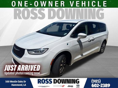 Used 2022 Chrysler Pacifica Touring-L FWD image 1