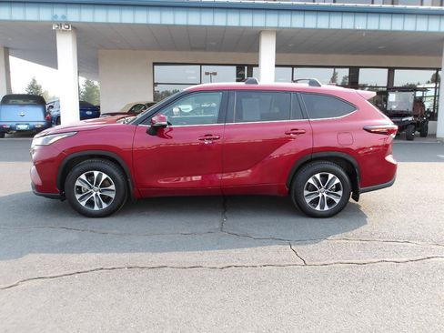Used 2024 Toyota Highlander XLE AWD/4WD image 2