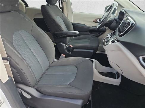 Used 2024 Chrysler Voyager LX image 20