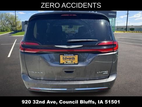 Used 2021 Chrysler Pacifica Limited AWD/4WD image 4