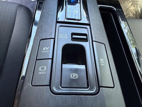 Used 2024 Toyota Prius LE FWD image 32