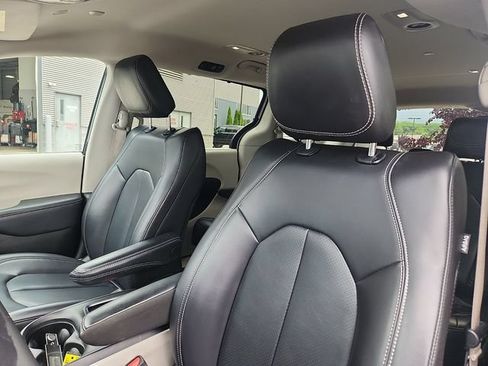 Used 2023 Chrysler Pacifica Touring-L FWD image 21