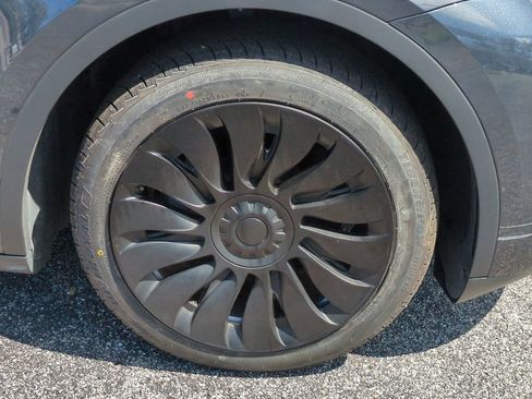 Used 2024 Tesla Model Y Long Range image 10