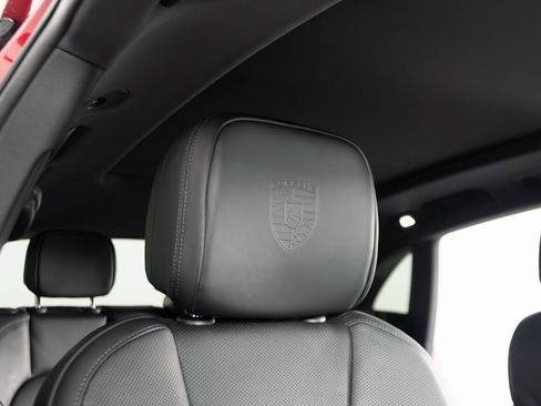 Certified 2025 Porsche Macan Turbo image 33