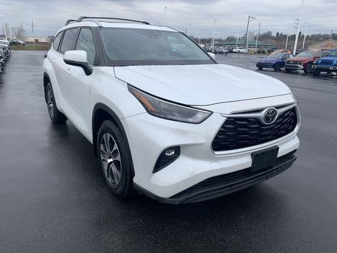 Used 2022 Toyota Highlander XLE image 2