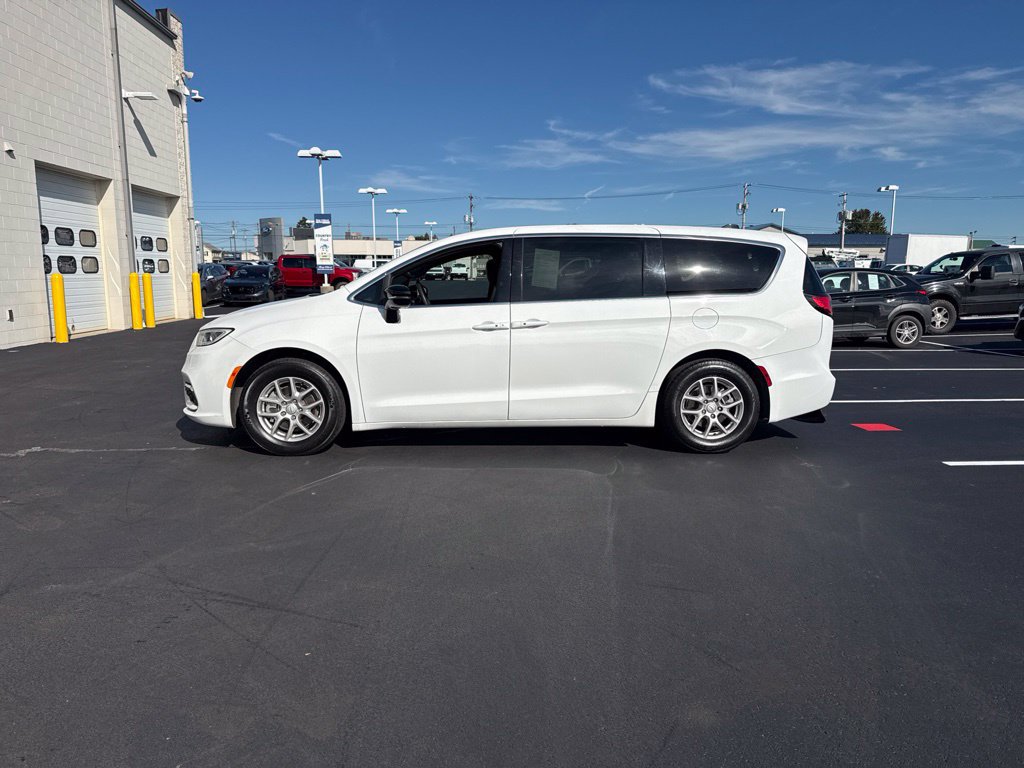Used 2025 Chrysler Pacifica Select FWD image 2