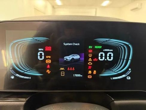 Used 2025 Kia Niro EX image 18