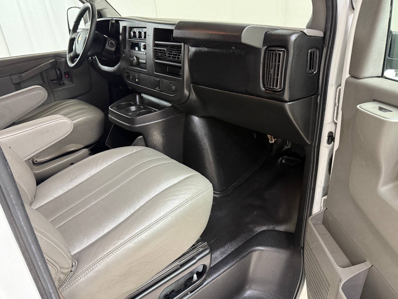 Used 2017 Chevrolet Express 2500 Extended RWD image 37