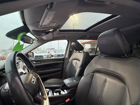 Used 2022 Jeep Grand Cherokee L Limited w/ Black Appearance Package image 20