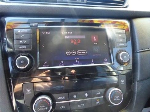 Used 2018 Nissan Rogue SV image 10