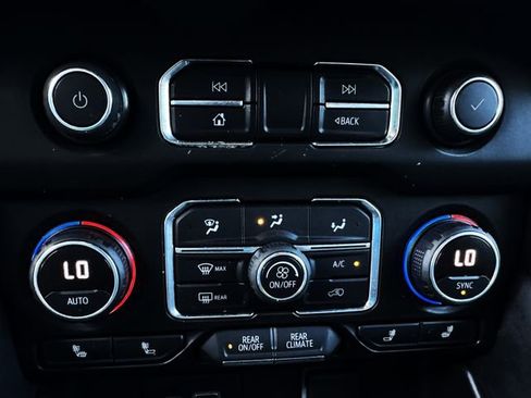 Used 2021 Chevrolet Suburban LT image 32