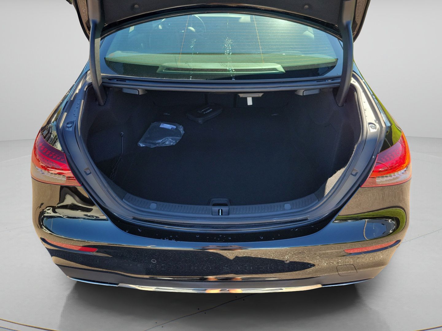 Used 2023 Mercedes-Benz E 350 4MATIC Sedan image 5