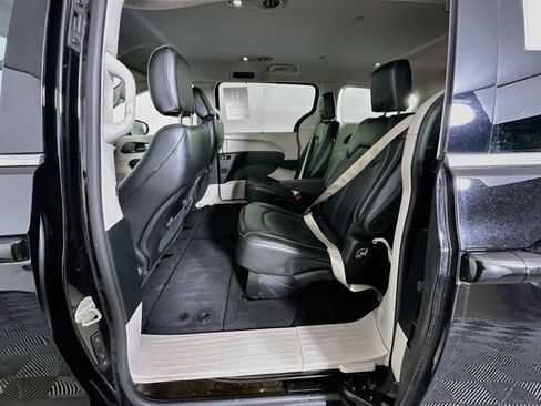 Used 2024 Chrysler Pacifica Touring-L FWD image 26
