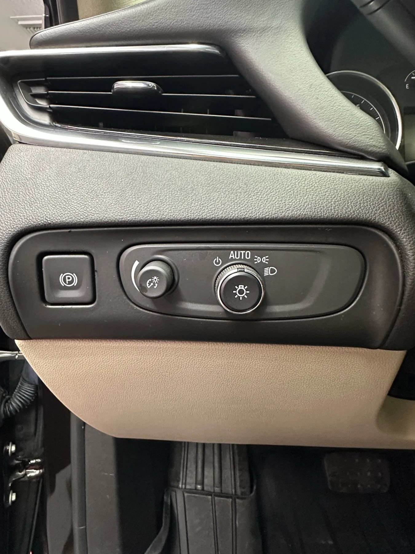Used 2018 Buick Enclave Essence FWD image 13