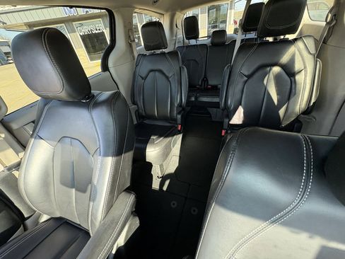 Used 2023 Chrysler Pacifica Touring-L FWD image 34