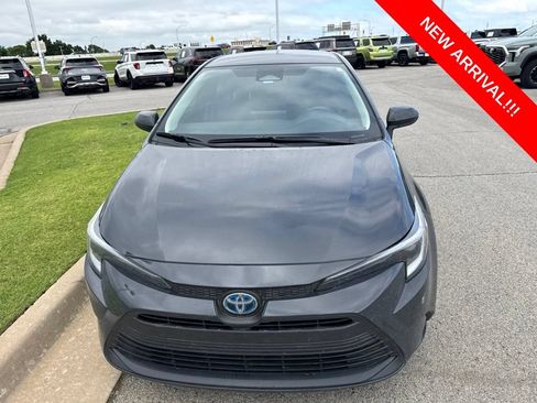 Used 2025 Toyota Corolla LE FWD image 2