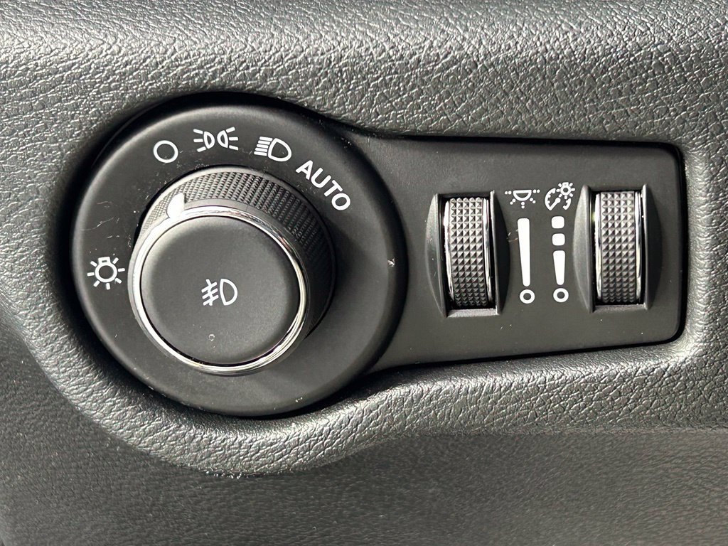 Used 2025 Chrysler Pacifica Limited FWD image 29