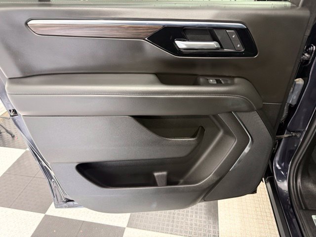 Used 2025 Chevrolet Suburban Z71 AWD/4WD image 22
