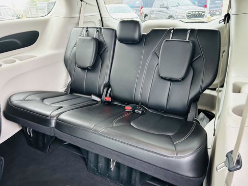 Used 2023 Chrysler Pacifica Touring-L image 27