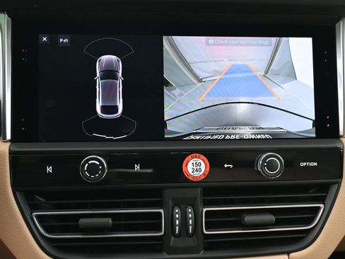 Used 2025 Porsche Macan image 21