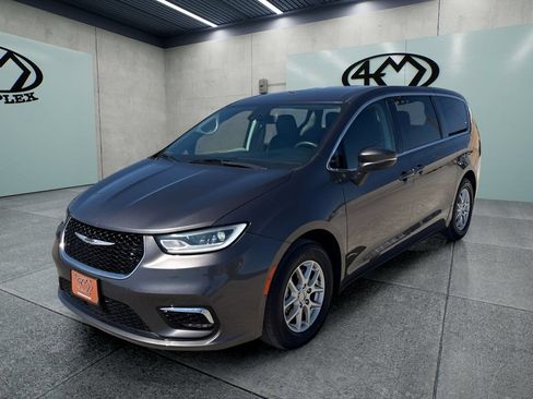 Used 2023 Chrysler Pacifica Touring-L FWD image 7