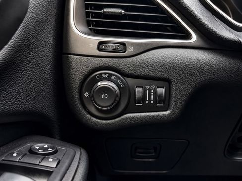 Used 2019 Jeep Cherokee Trailhawk w/ Cold Weather Group AWD/4WD image 13
