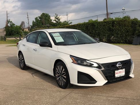 Used 2025 Nissan Altima 2.5 SV FWD image 3