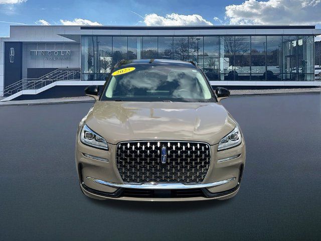 Used 2025 Lincoln Corsair Grand Touring AWD/4WD image 2