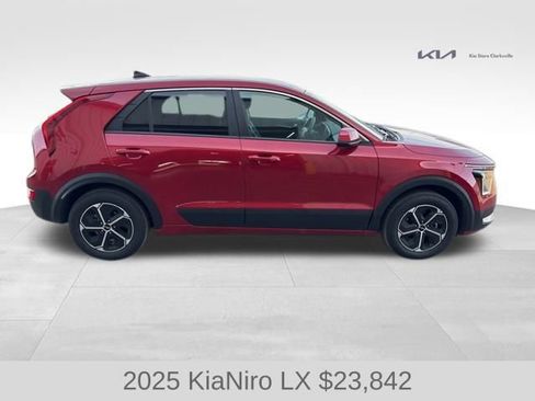 Used 2025 Kia Niro LX image 9